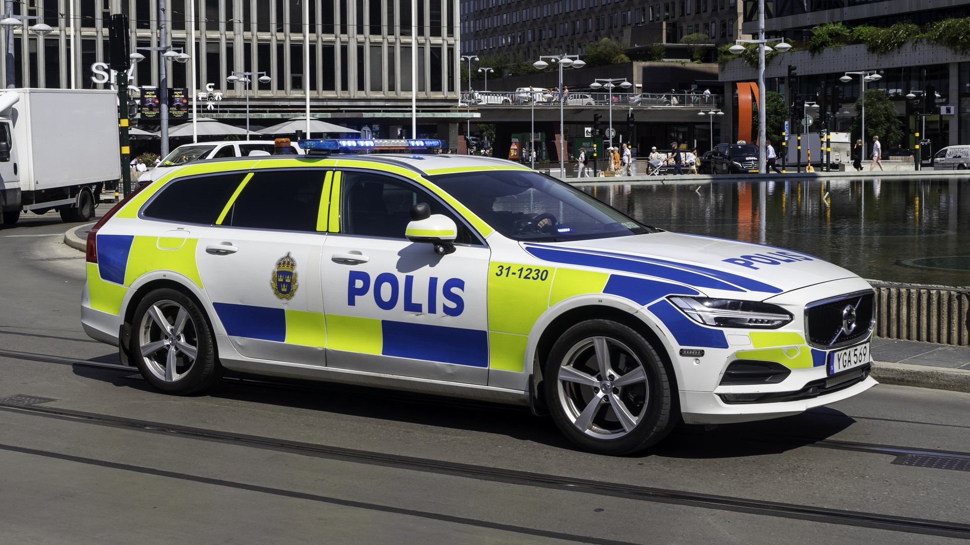 Svensk polisbil i trafik