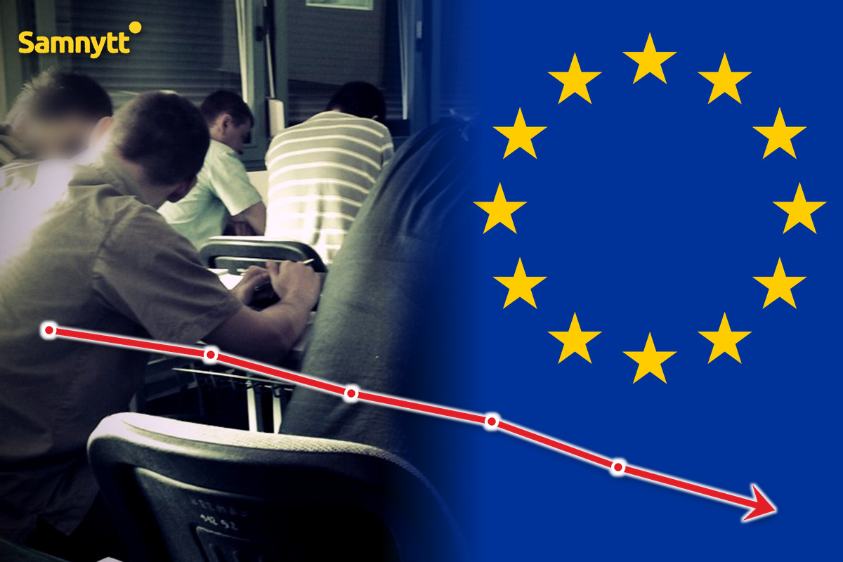 Elever vid skolbänkar som övergår i EU-flaggan, med en fallande röd kurva som symboliserar sjunkande skolresultat.