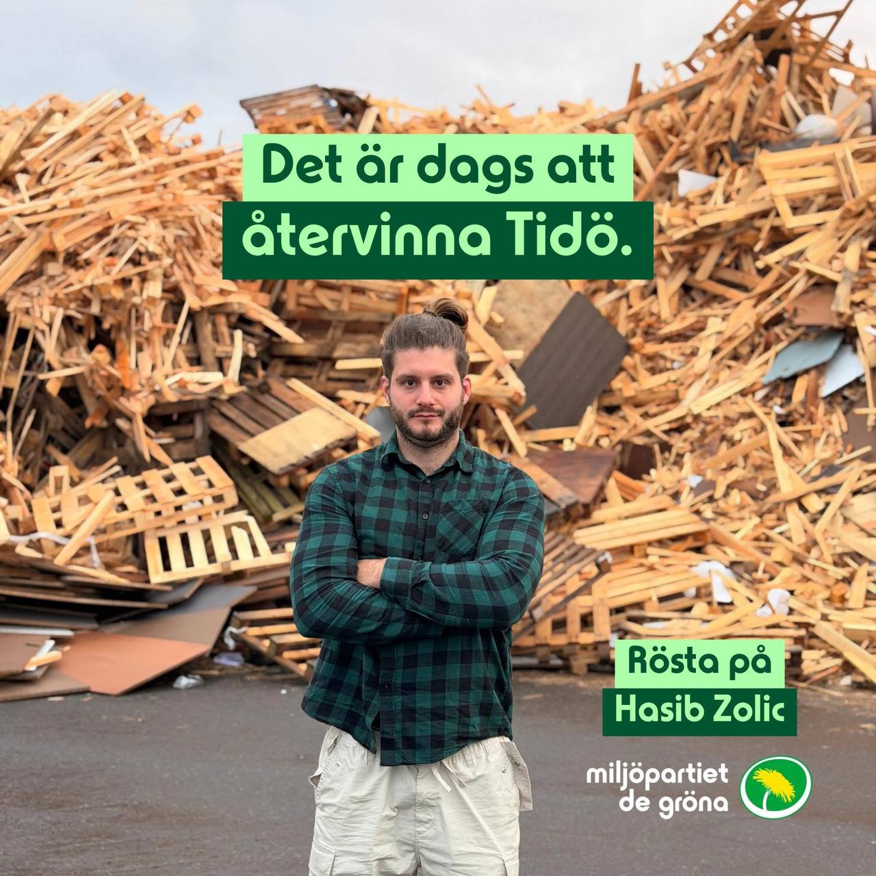Hasib Zolic, gruppledare för Miljöpartiet i Vetlanda, på en valaffisch med texten Det är dags att återvinna Tidö.