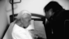 Artikelbild för artikeln: Hemtjänstanställd var för intim med pensionärerna - polisanmäls inte
