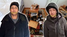 Artikelbild för artikeln: Åtal: Alboulad och Asad bröt sig in och knivrånade 81-årig kvinna: "Var är pengarna?"