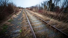 Artikelbild för artikeln: Övergivna järnvägar byggs upp igen – ska kunna användas i krig