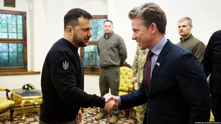 Artikelbild för artikeln: Försvarsminister Pål Jonson: Sverige ska utveckla vapen i Ukraina