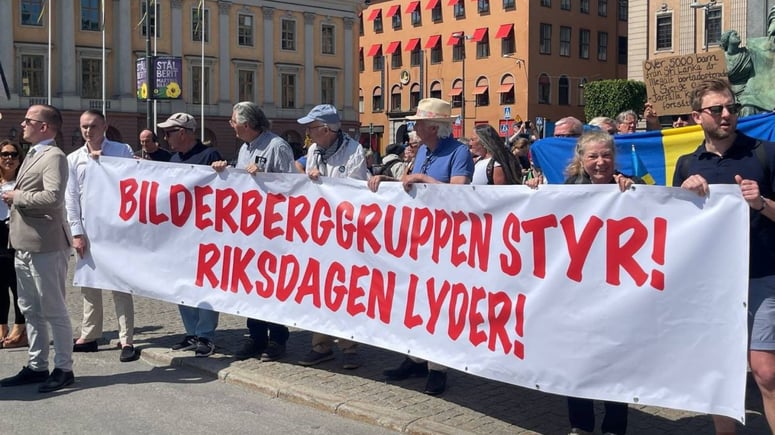 Artikelbild för artikeln: Stor demonstration mot globalisternas hemliga årsmöte