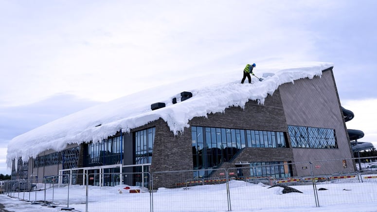 Artikelbild för artikeln: Tak som inte håller för snö och skenande kostnader – Kirunas badhus i fortsatt kris