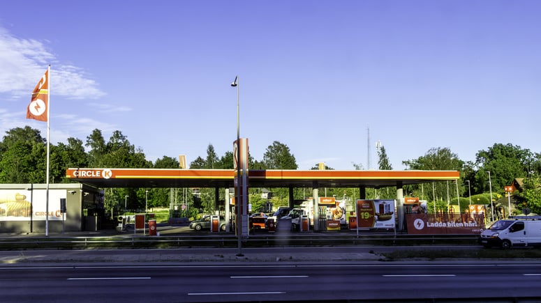 Artikelbild för artikeln: Myndigheten säger ja till fem års straffskatt på bensinbilar